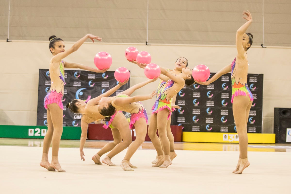 El Circuito Andaluz de gimnasia rítmica para la categoría de promesas se está celebrando en el Palacio de los Deportes. Más de dos mil niñas de toda la comunidad autónoma están poniendo sobre el tapiz todo lo aprendido y ensayado a lo largo del curso. 