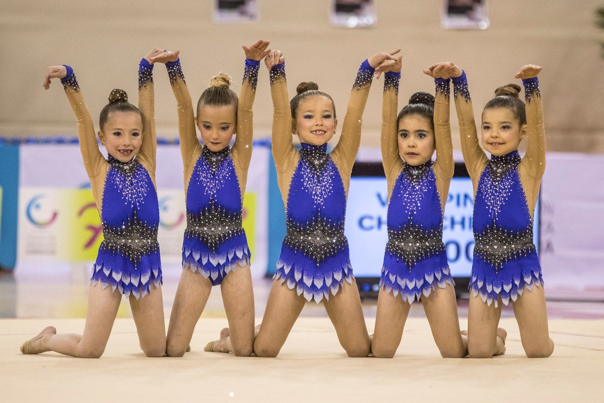 El Circuito Andaluz de gimnasia rítmica para la categoría de promesas se está celebrando en el Palacio de los Deportes. Más de dos mil niñas de toda la comunidad autónoma están poniendo sobre el tapiz todo lo aprendido y ensayado a lo largo del curso. 