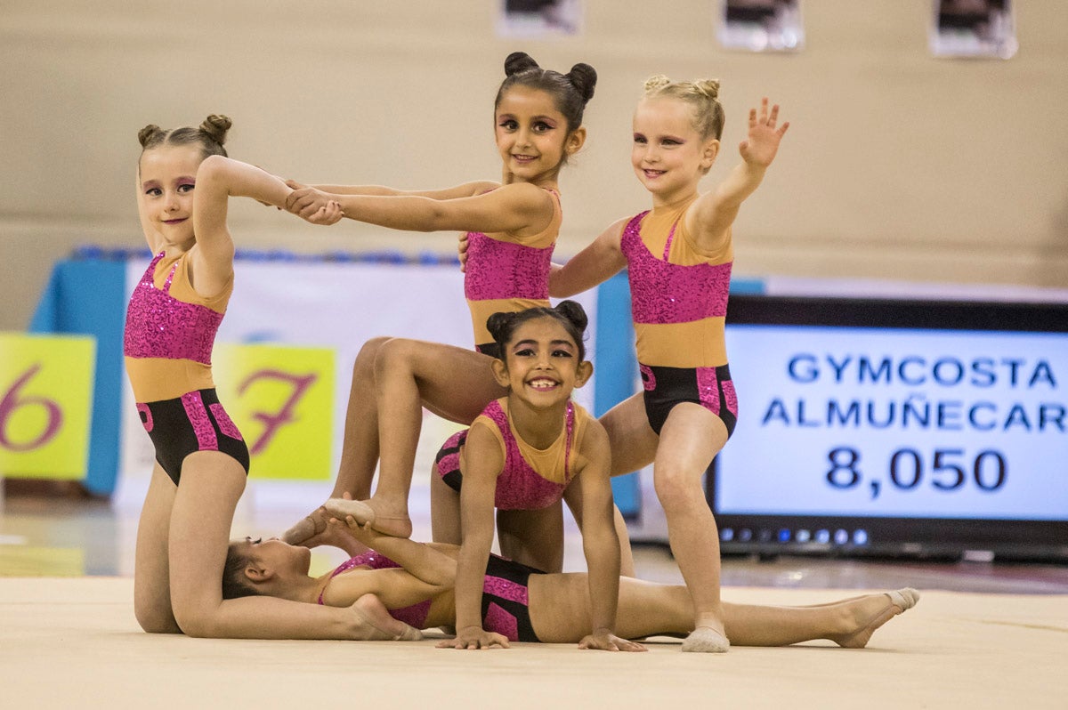 El Circuito Andaluz de gimnasia rítmica para la categoría de promesas se está celebrando en el Palacio de los Deportes. Más de dos mil niñas de toda la comunidad autónoma están poniendo sobre el tapiz todo lo aprendido y ensayado a lo largo del curso. 