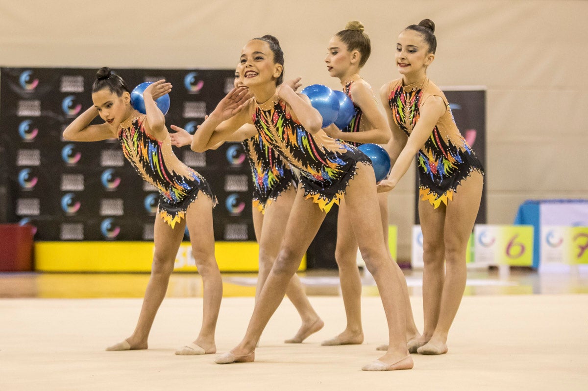 El Circuito Andaluz de gimnasia rítmica para la categoría de promesas se está celebrando en el Palacio de los Deportes. Más de dos mil niñas de toda la comunidad autónoma están poniendo sobre el tapiz todo lo aprendido y ensayado a lo largo del curso. 