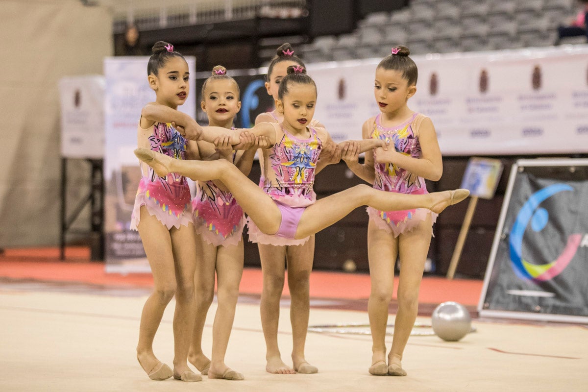 El Circuito Andaluz de gimnasia rítmica para la categoría de promesas se está celebrando en el Palacio de los Deportes. Más de dos mil niñas de toda la comunidad autónoma están poniendo sobre el tapiz todo lo aprendido y ensayado a lo largo del curso. 