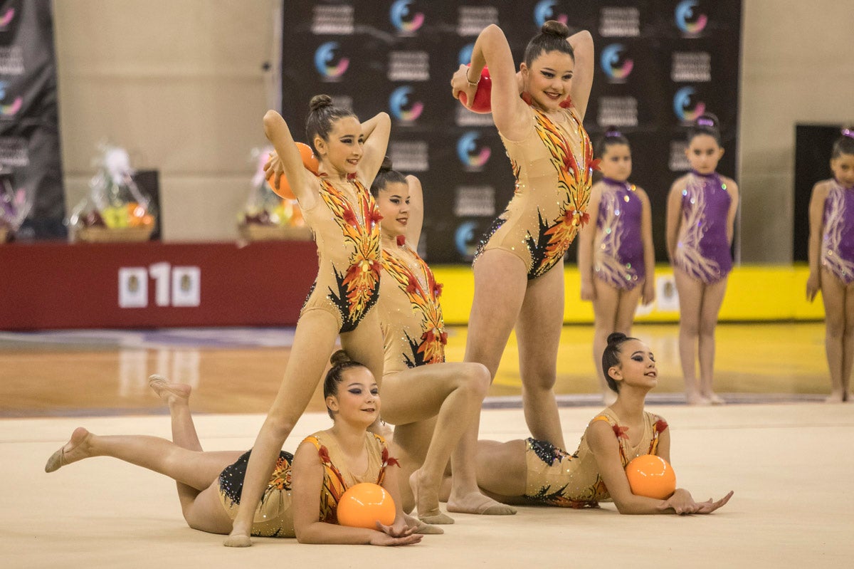 El Circuito Andaluz de gimnasia rítmica para la categoría de promesas se está celebrando en el Palacio de los Deportes. Más de dos mil niñas de toda la comunidad autónoma están poniendo sobre el tapiz todo lo aprendido y ensayado a lo largo del curso. 