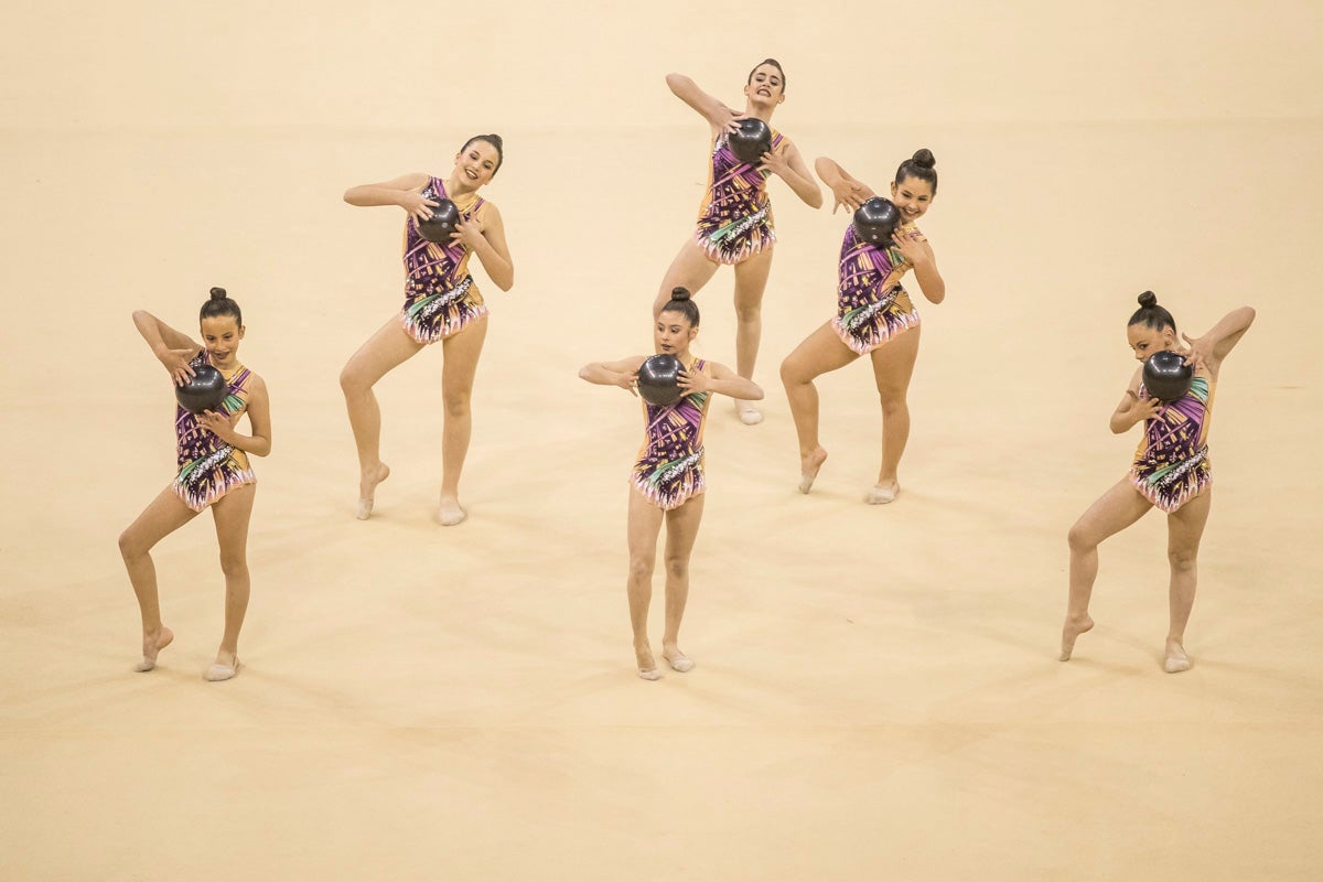 El Circuito Andaluz de gimnasia rítmica para la categoría de promesas se está celebrando en el Palacio de los Deportes. Más de dos mil niñas de toda la comunidad autónoma están poniendo sobre el tapiz todo lo aprendido y ensayado a lo largo del curso. 