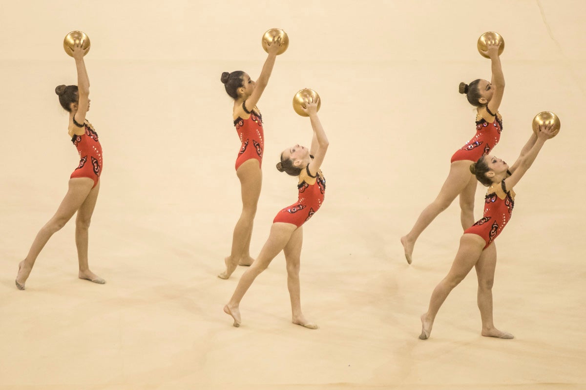 El Circuito Andaluz de gimnasia rítmica para la categoría de promesas se está celebrando en el Palacio de los Deportes. Más de dos mil niñas de toda la comunidad autónoma están poniendo sobre el tapiz todo lo aprendido y ensayado a lo largo del curso. 