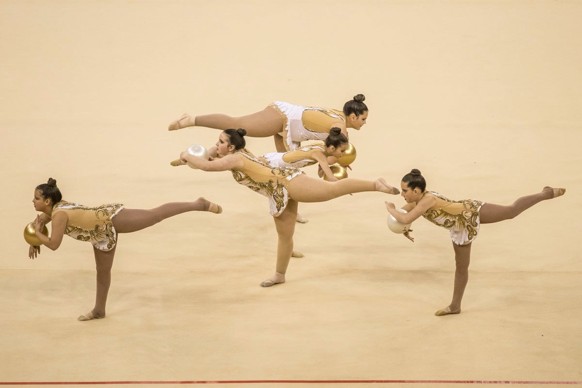 El Circuito Andaluz de gimnasia rítmica para la categoría de promesas se está celebrando en el Palacio de los Deportes. Más de dos mil niñas de toda la comunidad autónoma están poniendo sobre el tapiz todo lo aprendido y ensayado a lo largo del curso. 
