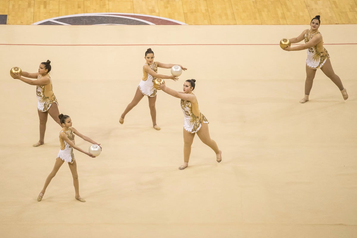 El Circuito Andaluz de gimnasia rítmica para la categoría de promesas se está celebrando en el Palacio de los Deportes. Más de dos mil niñas de toda la comunidad autónoma están poniendo sobre el tapiz todo lo aprendido y ensayado a lo largo del curso. 