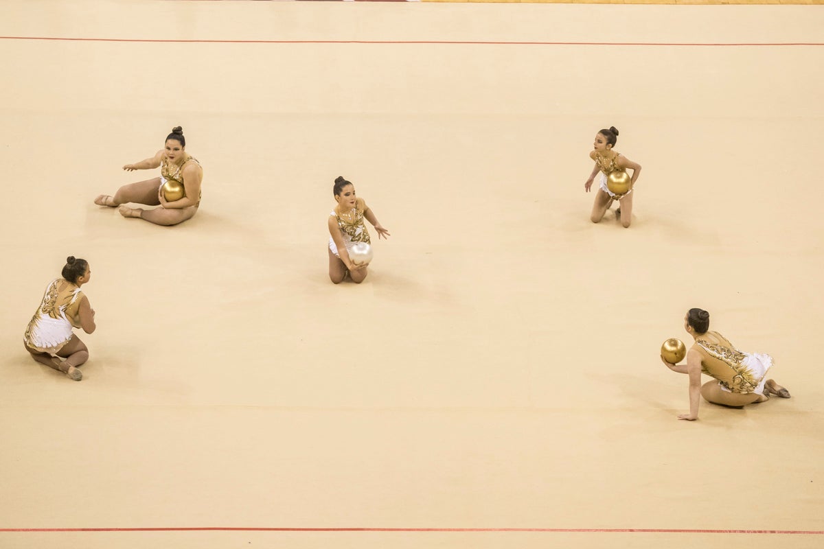 El Circuito Andaluz de gimnasia rítmica para la categoría de promesas se está celebrando en el Palacio de los Deportes. Más de dos mil niñas de toda la comunidad autónoma están poniendo sobre el tapiz todo lo aprendido y ensayado a lo largo del curso. 