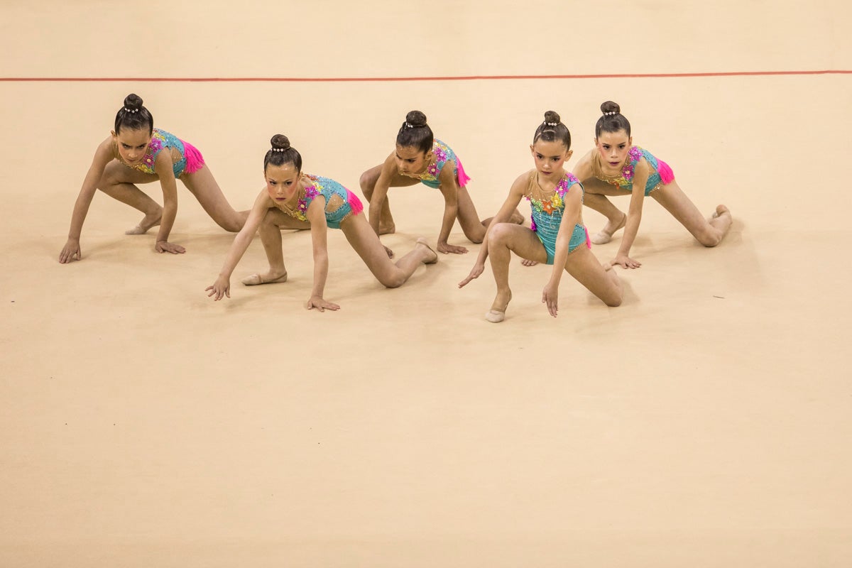 El Circuito Andaluz de gimnasia rítmica para la categoría de promesas se está celebrando en el Palacio de los Deportes. Más de dos mil niñas de toda la comunidad autónoma están poniendo sobre el tapiz todo lo aprendido y ensayado a lo largo del curso. 