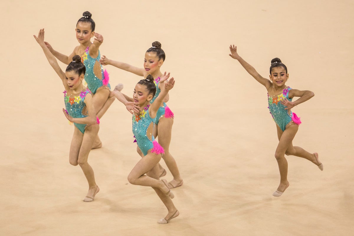 El Circuito Andaluz de gimnasia rítmica para la categoría de promesas se está celebrando en el Palacio de los Deportes. Más de dos mil niñas de toda la comunidad autónoma están poniendo sobre el tapiz todo lo aprendido y ensayado a lo largo del curso. 