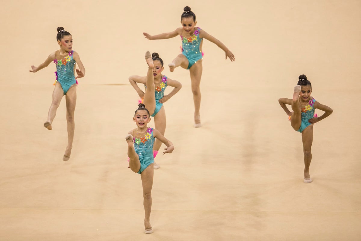 El Circuito Andaluz de gimnasia rítmica para la categoría de promesas se está celebrando en el Palacio de los Deportes. Más de dos mil niñas de toda la comunidad autónoma están poniendo sobre el tapiz todo lo aprendido y ensayado a lo largo del curso. 