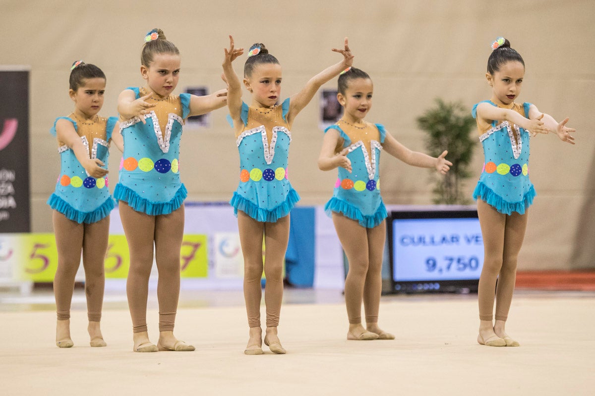 El Circuito Andaluz de gimnasia rítmica para la categoría de promesas se está celebrando en el Palacio de los Deportes. Más de dos mil niñas de toda la comunidad autónoma están poniendo sobre el tapiz todo lo aprendido y ensayado a lo largo del curso. 