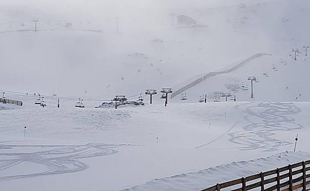 Aspecto que presentaba esta domingo la estación de Sierra Nevada.