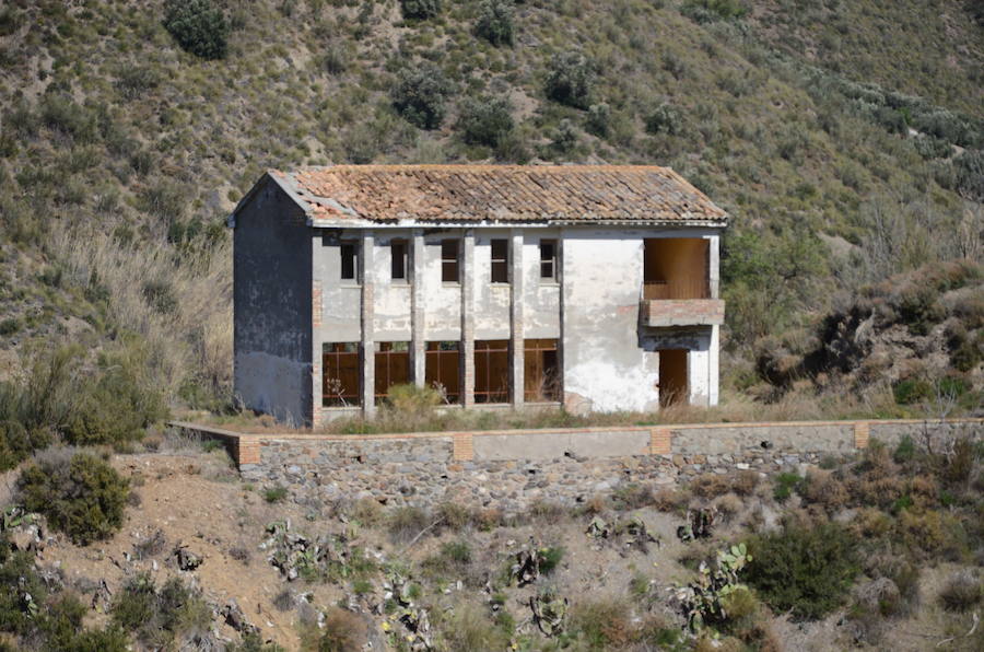 El Colegio Público Rural La Alpujarra tiene tres sedes. La de Alcútar, a la que sólo asisten 11 alumnos es la que está en peores condiciones. La de Bérchules con más niños escolarizados tiene unas instalaciones recientes. En las fotos también aparece el colegio Castillejos, abandonado hace décadas.