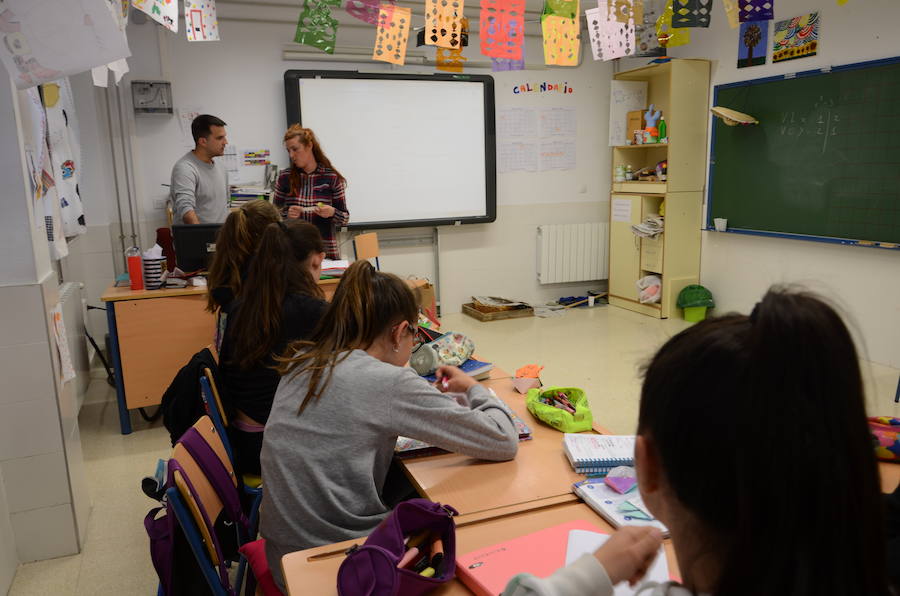 El Colegio Público Rural La Alpujarra tiene tres sedes. La de Alcútar, a la que sólo asisten 11 alumnos es la que está en peores condiciones. La de Bérchules con más niños escolarizados tiene unas instalaciones recientes. En las fotos también aparece el colegio Castillejos, abandonado hace décadas.