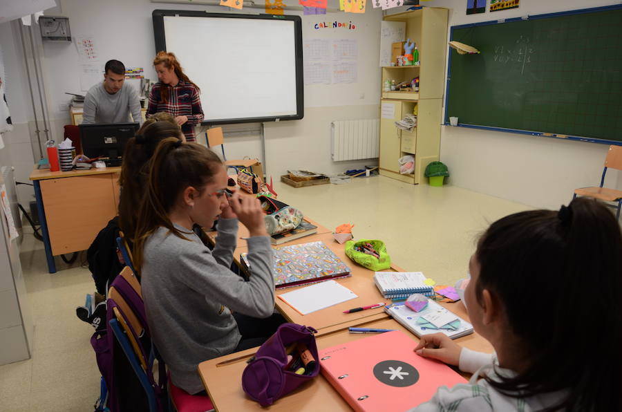 El Colegio Público Rural La Alpujarra tiene tres sedes. La de Alcútar, a la que sólo asisten 11 alumnos es la que está en peores condiciones. La de Bérchules con más niños escolarizados tiene unas instalaciones recientes. En las fotos también aparece el colegio Castillejos, abandonado hace décadas.