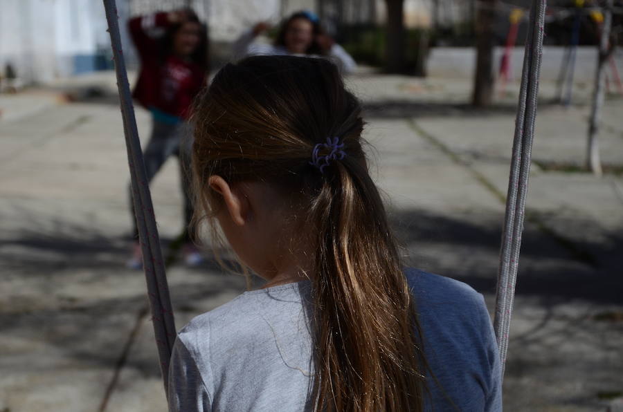 El Colegio Público Rural La Alpujarra tiene tres sedes. La de Alcútar, a la que sólo asisten 11 alumnos es la que está en peores condiciones. La de Bérchules con más niños escolarizados tiene unas instalaciones recientes. En las fotos también aparece el colegio Castillejos, abandonado hace décadas.