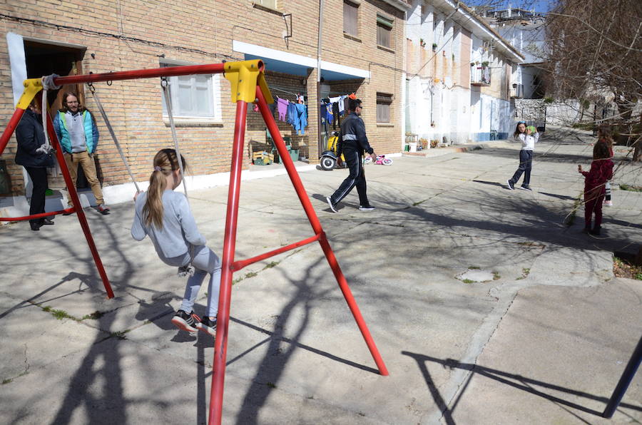 El Colegio Público Rural La Alpujarra tiene tres sedes. La de Alcútar, a la que sólo asisten 11 alumnos es la que está en peores condiciones. La de Bérchules con más niños escolarizados tiene unas instalaciones recientes. En las fotos también aparece el colegio Castillejos, abandonado hace décadas.