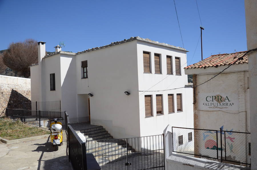 El Colegio Público Rural La Alpujarra tiene tres sedes. La de Alcútar, a la que sólo asisten 11 alumnos es la que está en peores condiciones. La de Bérchules con más niños escolarizados tiene unas instalaciones recientes. En las fotos también aparece el colegio Castillejos, abandonado hace décadas.