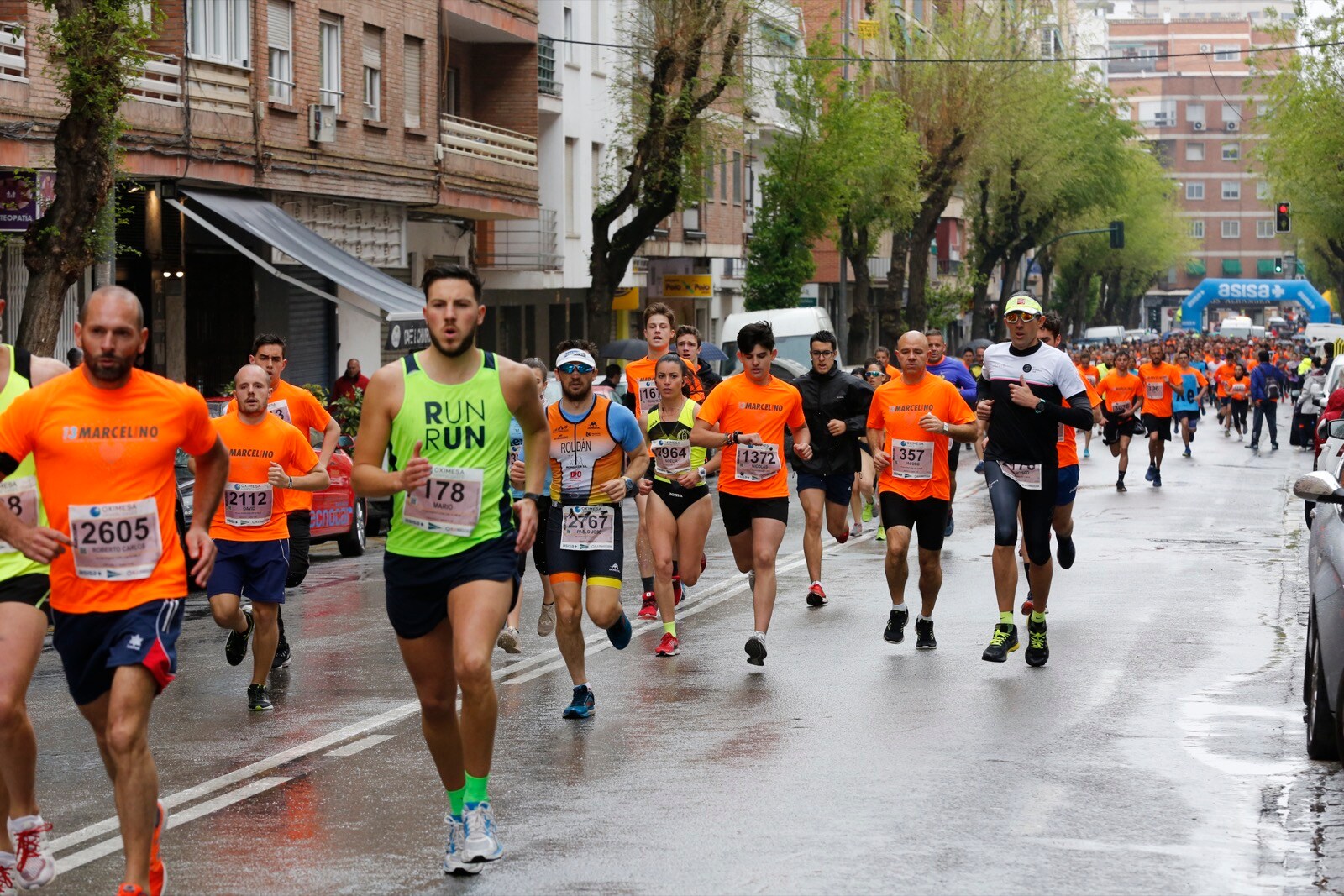 Cerca de 4.000 personas participan en la decimotercera edición del Memorial, marcada por la lluvia, en la que también se animan los corredores de las categorías inferiores, la cantera.