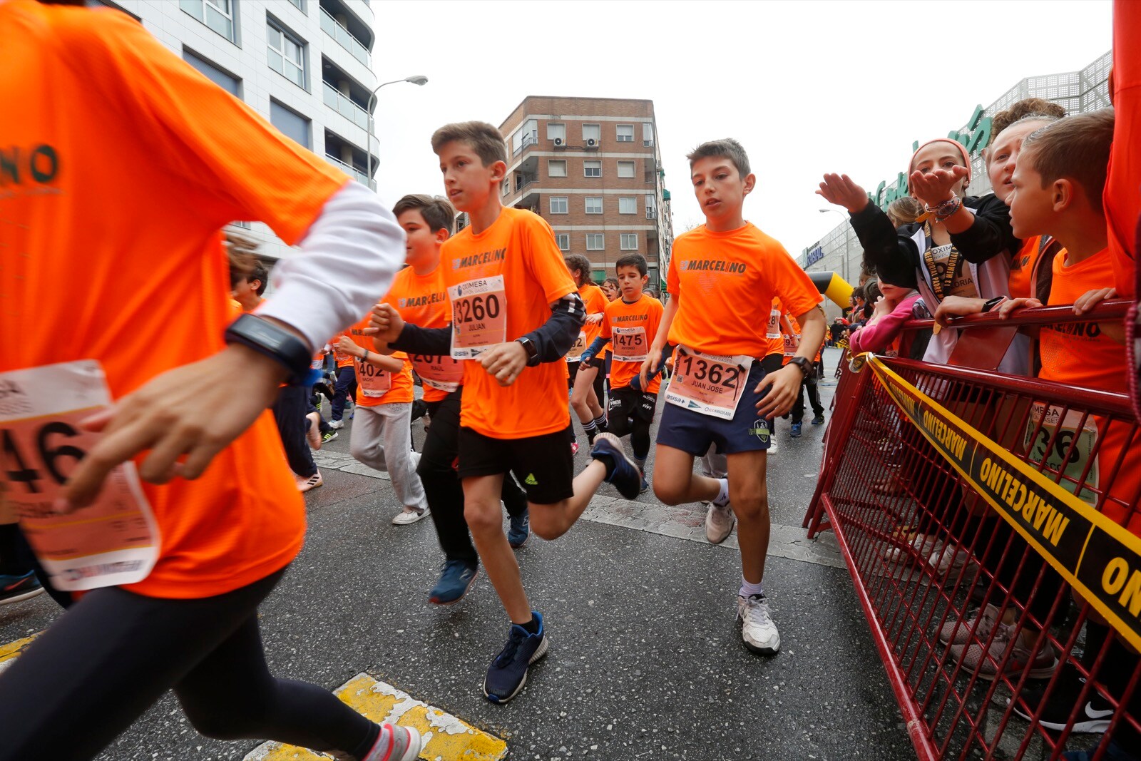 Cerca de 4.000 personas participan en la decimotercera edición del Memorial, marcada por la lluvia, en la que también se animan los corredores de las categorías inferiores, la cantera.