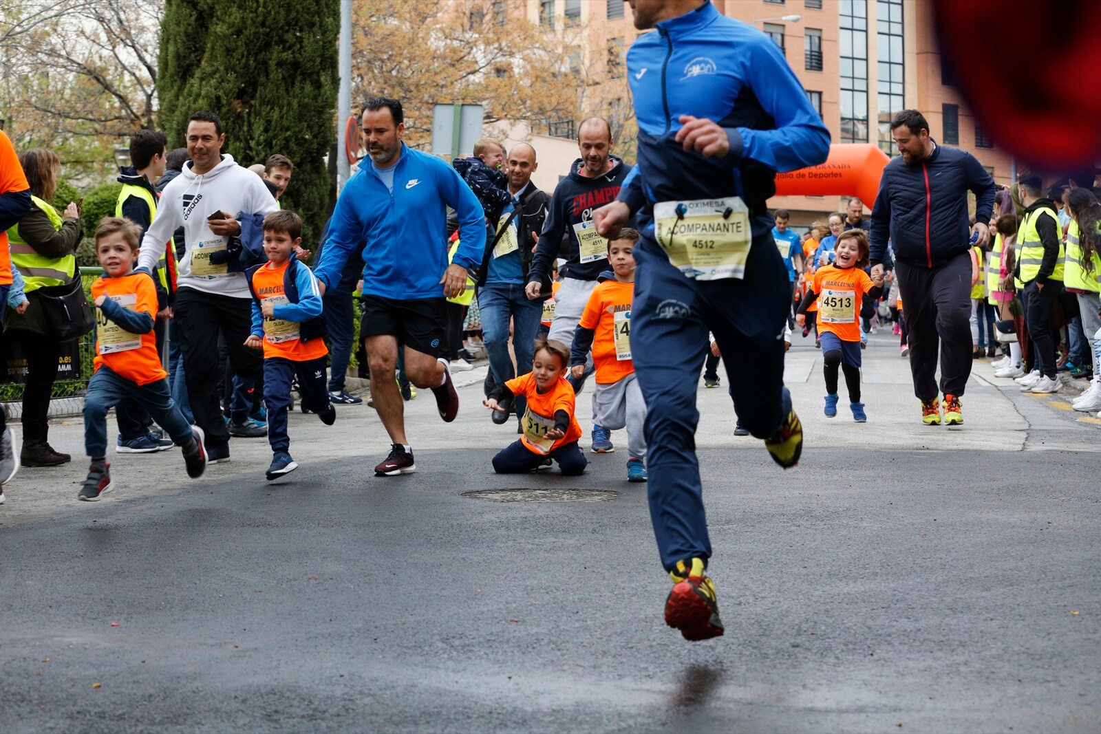 Cerca de 4.000 personas participan en la decimotercera edición del Memorial, marcada por la lluvia, en la que también se animan los corredores de las categorías inferiores, la cantera.