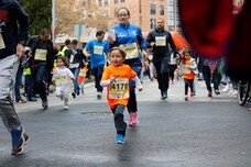 Cerca de 4.000 personas participan en la decimotercera edición del Memorial, marcada por la lluvia, en la que también se animan los corredores de las categorías inferiores, la cantera.