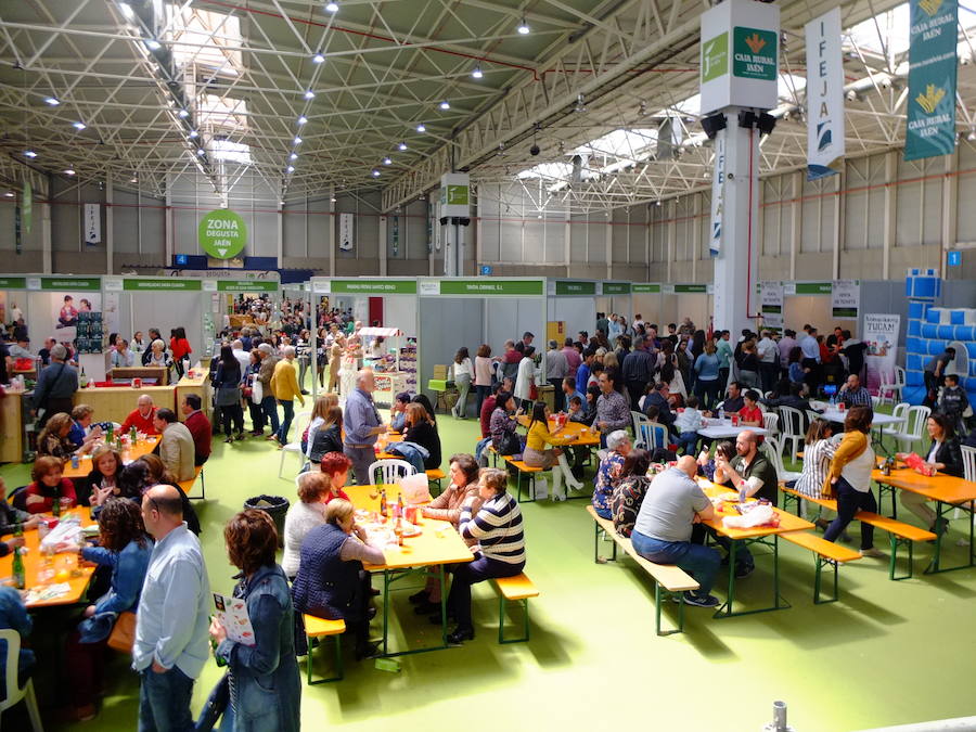 Gran ambiente en el I Salón de Gastronomía Degusta Jaén, con lleno en el pabellón del Ifeja