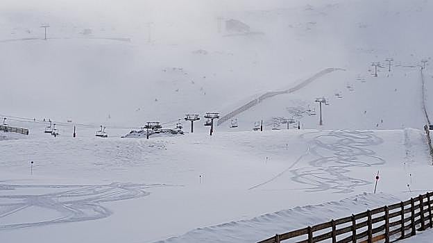 Las huellas en el 'Zorro' muestran los espesores en la estación, que amaneció con densa niebla. 