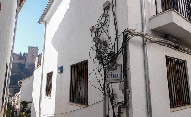 Imagen principal - Los cables que cortan la Alhambra