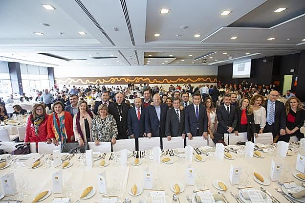 Numerosos representantes institucionales no quisieron faltar a la cita, que congregó a 700 personas.