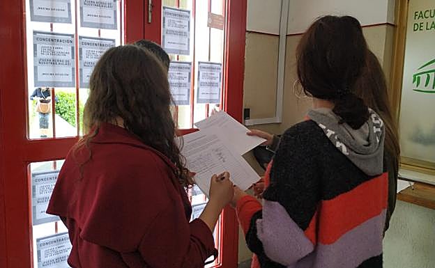 Varias alumnas firman la petición para acabar con el acoso.