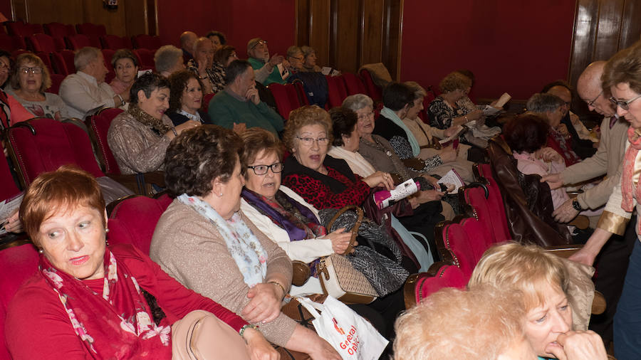 La vigésimo tercera edición de la Convivencia de Personas Mayores Granadinas arrancó ayer tarde con la lectura del pregón del mayor a cargo del escritor y periodista Francisco Gil Craviotto en el teatro Isabel la Católica. La ciudad inicia así, hasta el 12 de mayo, una amplia programación cultural, deportiva y de ocio protagonizada y dirigida a las personas mayores, en la que se esperan superar los 5.000 participantes alcanzados en 2018, según la edil de Derechos Sociales, Jemi Sánchez. 