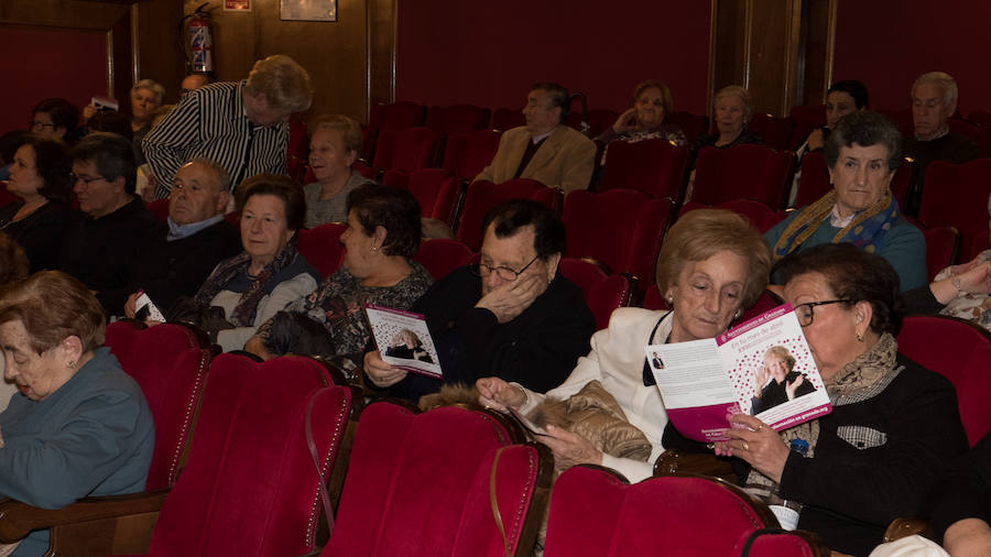 La vigésimo tercera edición de la Convivencia de Personas Mayores Granadinas arrancó ayer tarde con la lectura del pregón del mayor a cargo del escritor y periodista Francisco Gil Craviotto en el teatro Isabel la Católica. La ciudad inicia así, hasta el 12 de mayo, una amplia programación cultural, deportiva y de ocio protagonizada y dirigida a las personas mayores, en la que se esperan superar los 5.000 participantes alcanzados en 2018, según la edil de Derechos Sociales, Jemi Sánchez. 