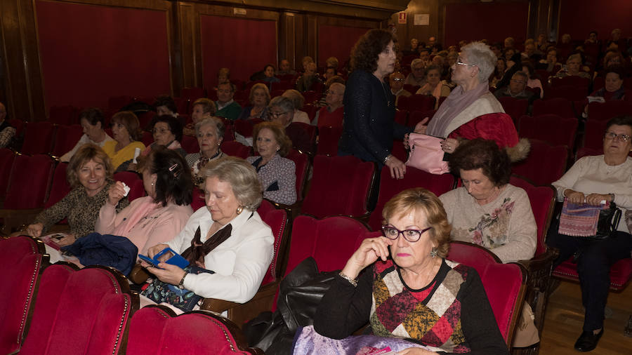 La vigésimo tercera edición de la Convivencia de Personas Mayores Granadinas arrancó ayer tarde con la lectura del pregón del mayor a cargo del escritor y periodista Francisco Gil Craviotto en el teatro Isabel la Católica. La ciudad inicia así, hasta el 12 de mayo, una amplia programación cultural, deportiva y de ocio protagonizada y dirigida a las personas mayores, en la que se esperan superar los 5.000 participantes alcanzados en 2018, según la edil de Derechos Sociales, Jemi Sánchez. 