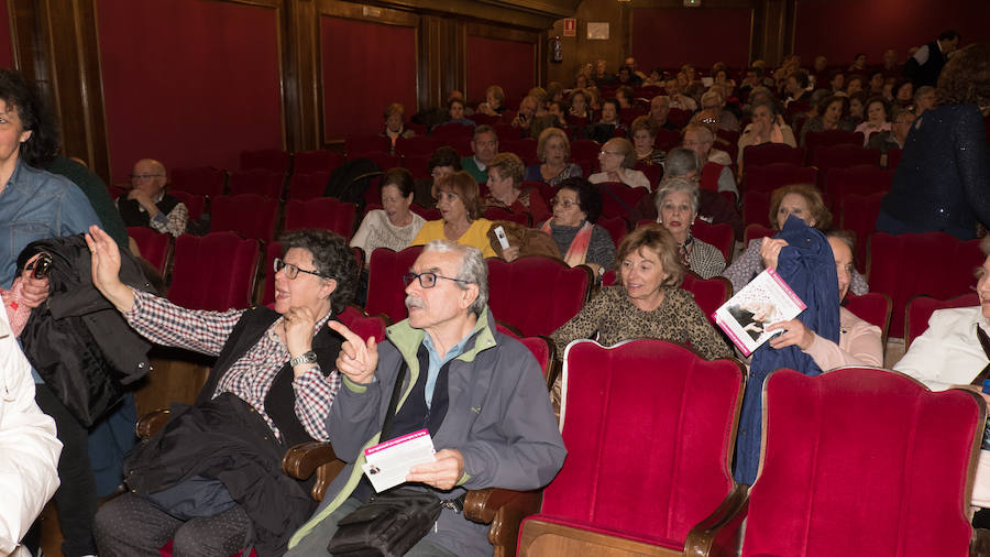 La vigésimo tercera edición de la Convivencia de Personas Mayores Granadinas arrancó ayer tarde con la lectura del pregón del mayor a cargo del escritor y periodista Francisco Gil Craviotto en el teatro Isabel la Católica. La ciudad inicia así, hasta el 12 de mayo, una amplia programación cultural, deportiva y de ocio protagonizada y dirigida a las personas mayores, en la que se esperan superar los 5.000 participantes alcanzados en 2018, según la edil de Derechos Sociales, Jemi Sánchez. 