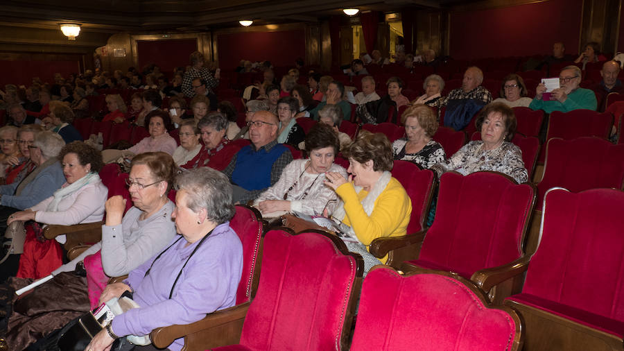 La vigésimo tercera edición de la Convivencia de Personas Mayores Granadinas arrancó ayer tarde con la lectura del pregón del mayor a cargo del escritor y periodista Francisco Gil Craviotto en el teatro Isabel la Católica. La ciudad inicia así, hasta el 12 de mayo, una amplia programación cultural, deportiva y de ocio protagonizada y dirigida a las personas mayores, en la que se esperan superar los 5.000 participantes alcanzados en 2018, según la edil de Derechos Sociales, Jemi Sánchez. 