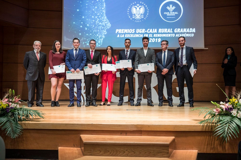 La sede central de la caja de ahorros fue el escenario de la entrega de los premios a la excelencia académica en un emotivo acto presentado por la periodista Encarna Ximénez de Cisneros.