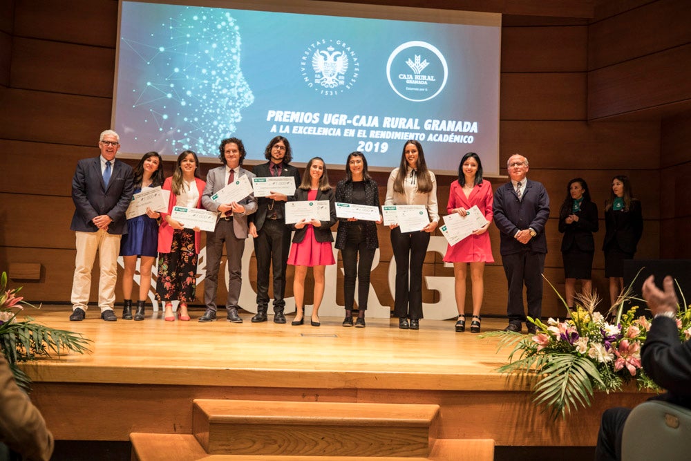 La sede central de la caja de ahorros fue el escenario de la entrega de los premios a la excelencia académica en un emotivo acto presentado por la periodista Encarna Ximénez de Cisneros.