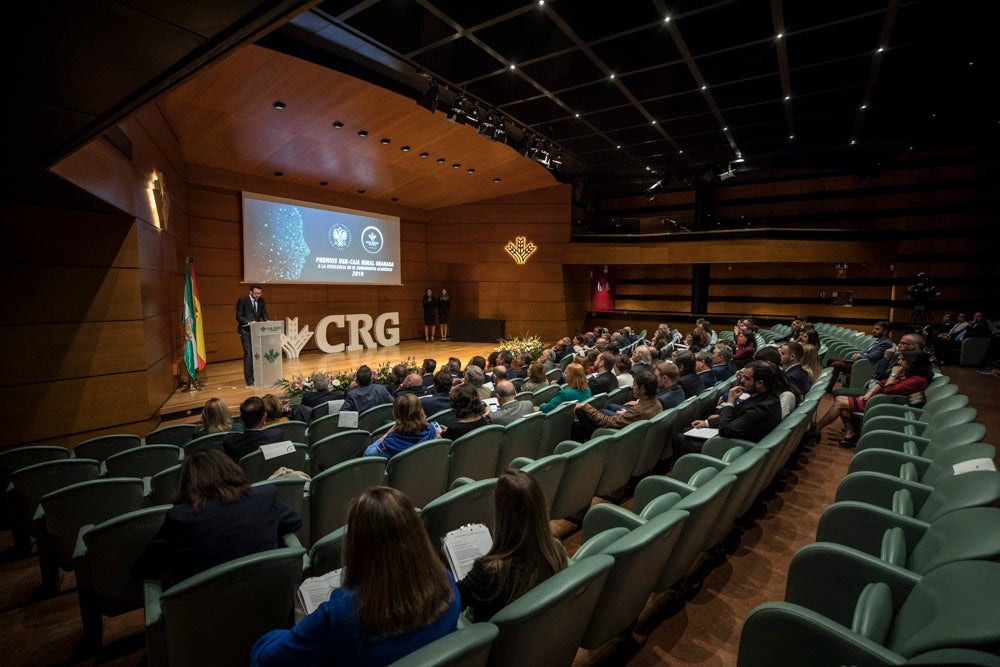 La sede central de la caja de ahorros fue el escenario de la entrega de los premios a la excelencia académica en un emotivo acto presentado por la periodista Encarna Ximénez de Cisneros.