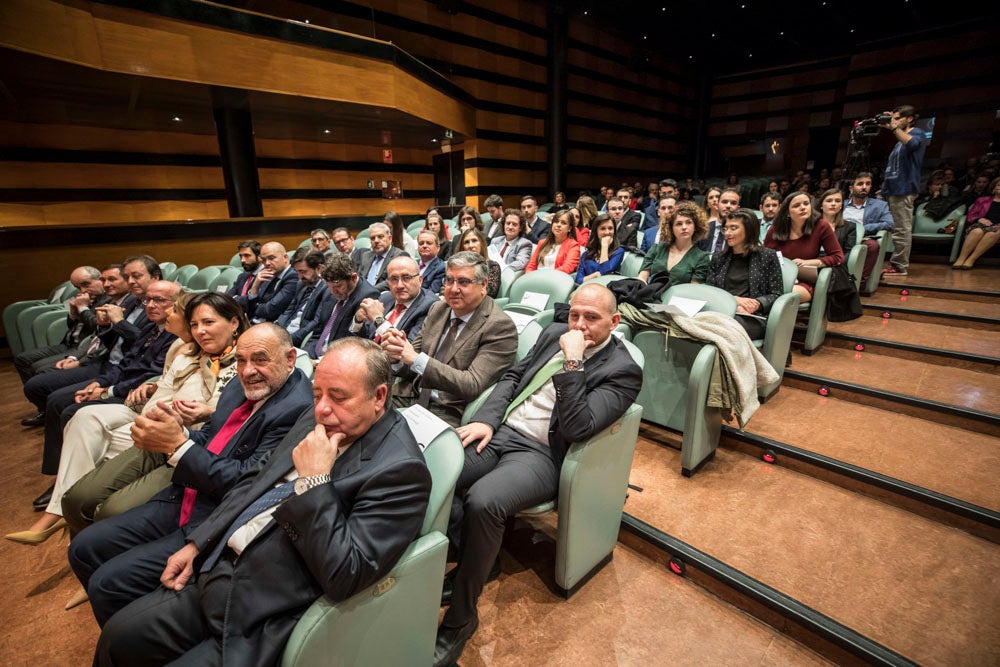 La sede central de la caja de ahorros fue el escenario de la entrega de los premios a la excelencia académica en un emotivo acto presentado por la periodista Encarna Ximénez de Cisneros.