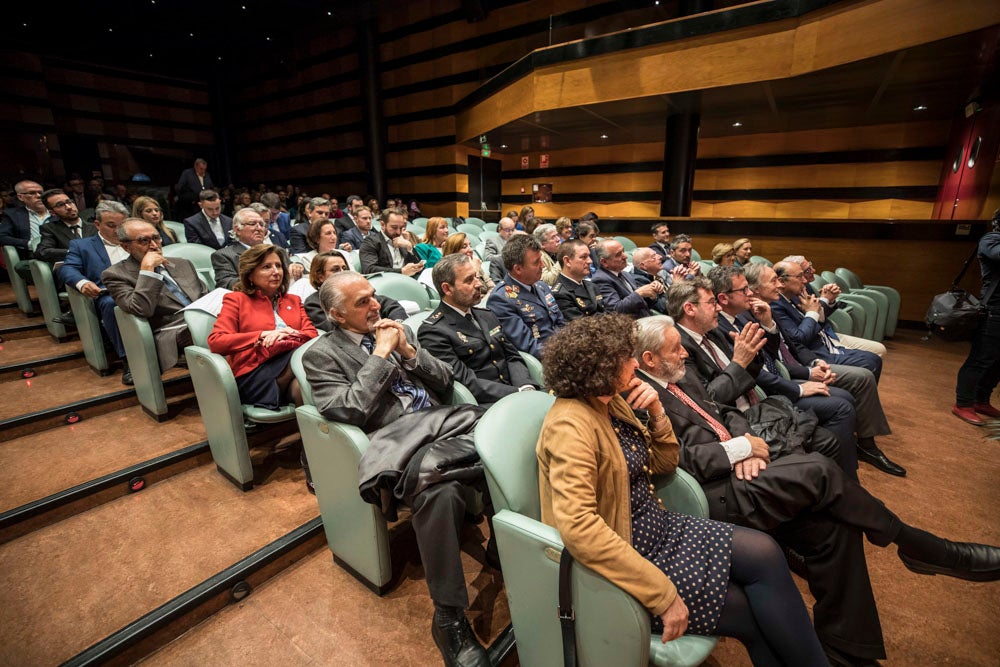 La sede central de la caja de ahorros fue el escenario de la entrega de los premios a la excelencia académica en un emotivo acto presentado por la periodista Encarna Ximénez de Cisneros.