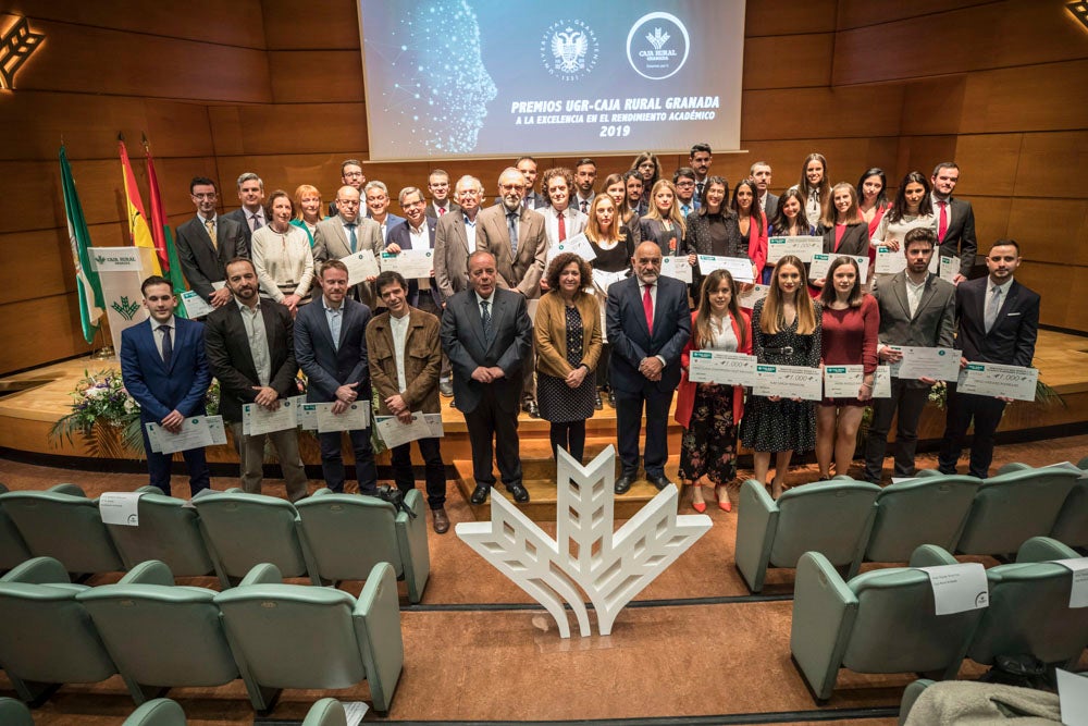 La sede central de la caja de ahorros fue el escenario de la entrega de los premios a la excelencia académica en un emotivo acto presentado por la periodista Encarna Ximénez de Cisneros.