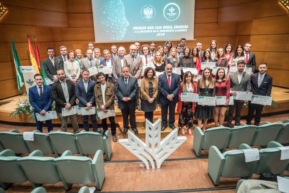 La sede central de la caja de ahorros fue el escenario de la entrega de los premios a la excelencia académica en un emotivo acto presentado por la periodista Encarna Ximénez de Cisneros.