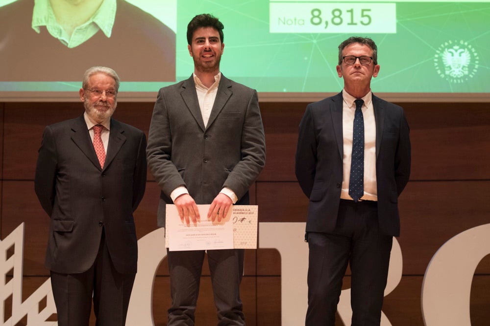 La sede central de la caja de ahorros fue el escenario de la entrega de los premios a la excelencia académica en un emotivo acto presentado por la periodista Encarna Ximénez de Cisneros.