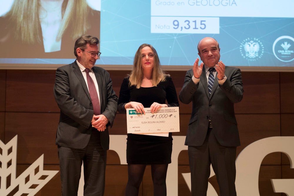 La sede central de la caja de ahorros fue el escenario de la entrega de los premios a la excelencia académica en un emotivo acto presentado por la periodista Encarna Ximénez de Cisneros.