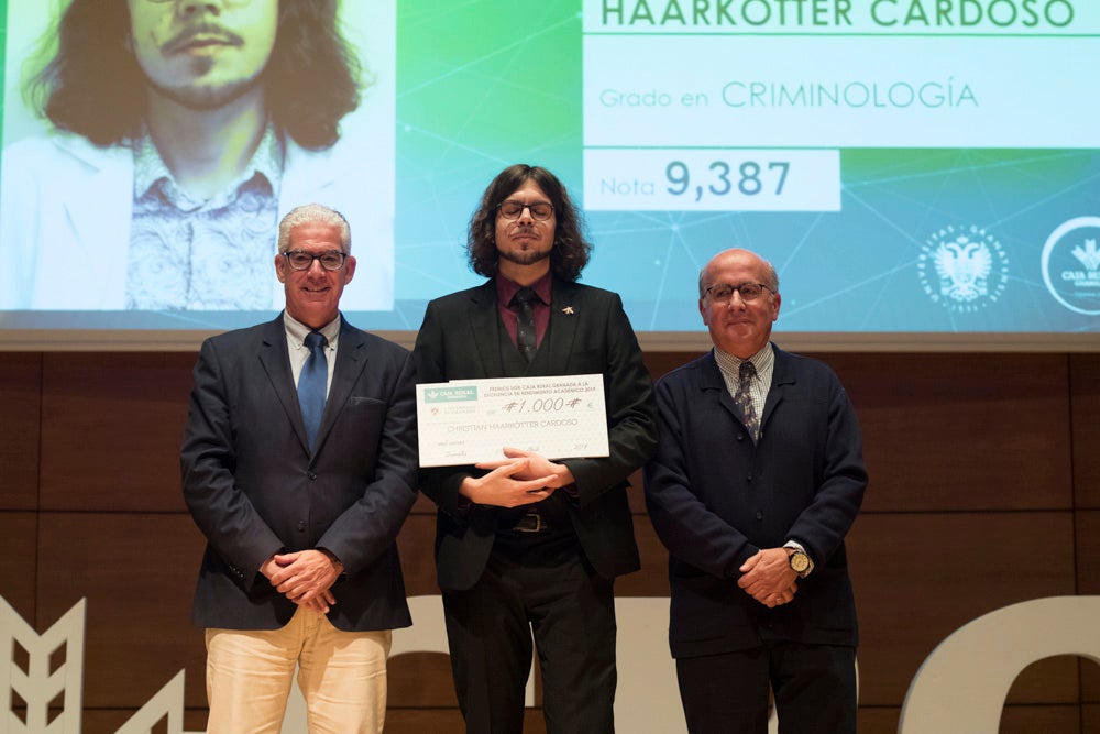 La sede central de la caja de ahorros fue el escenario de la entrega de los premios a la excelencia académica en un emotivo acto presentado por la periodista Encarna Ximénez de Cisneros.