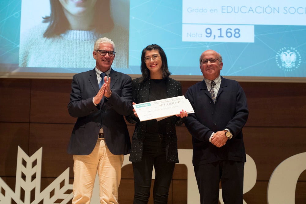 La sede central de la caja de ahorros fue el escenario de la entrega de los premios a la excelencia académica en un emotivo acto presentado por la periodista Encarna Ximénez de Cisneros.