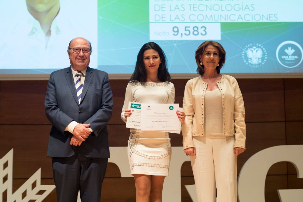 La sede central de la caja de ahorros fue el escenario de la entrega de los premios a la excelencia académica en un emotivo acto presentado por la periodista Encarna Ximénez de Cisneros.