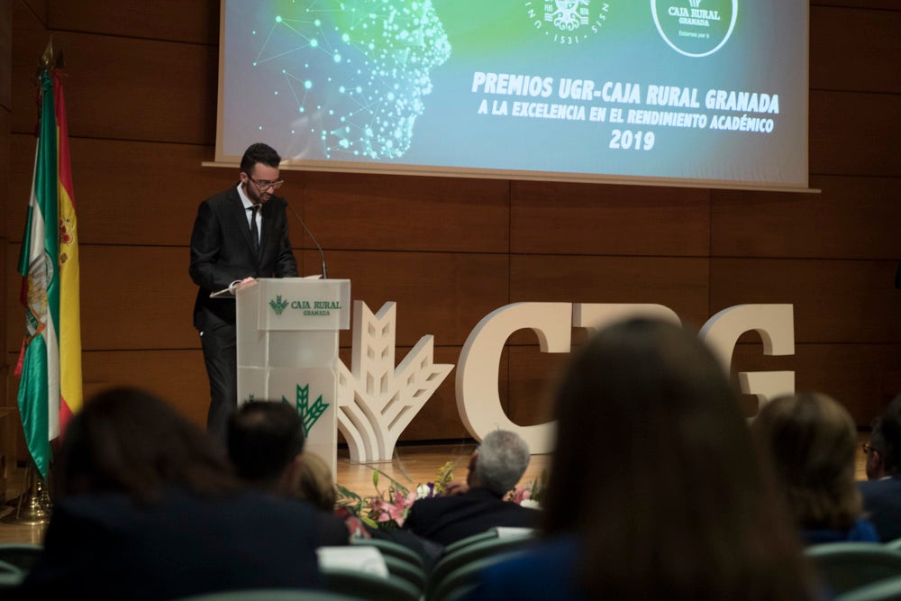 La sede central de la caja de ahorros fue el escenario de la entrega de los premios a la excelencia académica en un emotivo acto presentado por la periodista Encarna Ximénez de Cisneros.