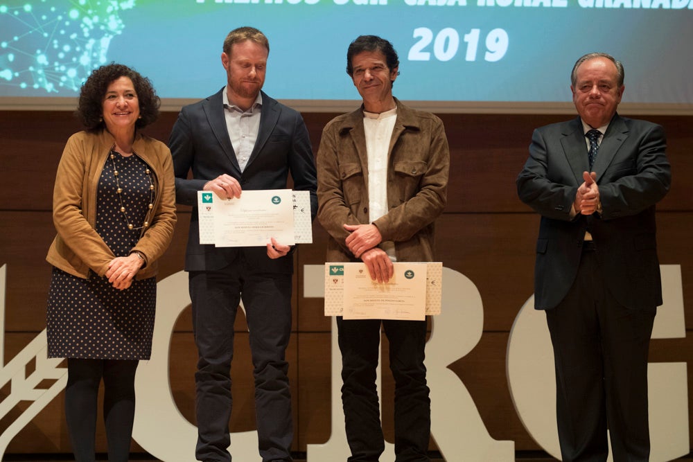 La sede central de la caja de ahorros fue el escenario de la entrega de los premios a la excelencia académica en un emotivo acto presentado por la periodista Encarna Ximénez de Cisneros.